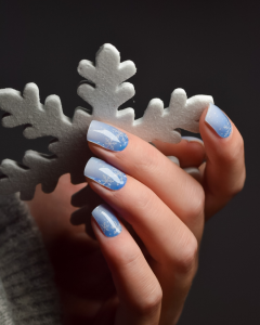 UV Gel Wrap Design „Cold Days“ in Eisblau mit feinen weißen Schneeflocken auf kurzen Nägeln, winterliches Nageldesign