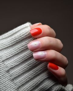 UV Gel Wraps Heart of Gold – elegantes Nageldesign in Rot und Rosé mit feinem goldenen Herz